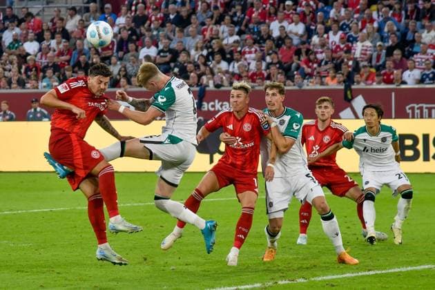 Strafraumszene Torchance von Dawid Kownacki (Duesseldorf 24) (li.) Josh Knight (Hannover 2) (re.) 30.08.2024 Fussball Fortuna Duesseldorf vs Hannover 96, Merkur Spiel-Arena, Duesseldorf, DFB DFL REGULATIONS PROHIBIT ANY USE OF PHOTOGRAPHS AS IMAGE SEQUENCES AND OR QUASI-VIDEO NRW Germany