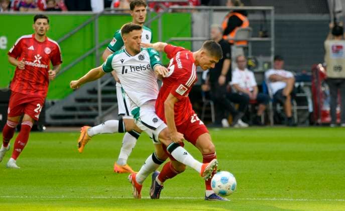 Merkur Spielarena Düsseldorf 30.8.2024, 2. Fussball Bundesliga Saison 2024 25 4. Spieltag, Fortuna Düsseldorf (F95) vs Hannover 96 (H96) - Enzo Leopold (H96), Danny Schmidt (F95)