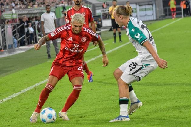 v. li. im Zweikampf Matthias Zimmermann (Duesseldorf 25) Lars Gindorf (Hannover 25) 30.08.2024 Fussball Fortuna Duesseldorf vs Hannover 96, Merkur Spiel-Arena, Duesseldorf, DFB DFL REGULATIONS PROHIBIT ANY USE OF PHOTOGRAPHS AS IMAGE SEQUENCES AND OR QUASI-VIDEO NRW Germany