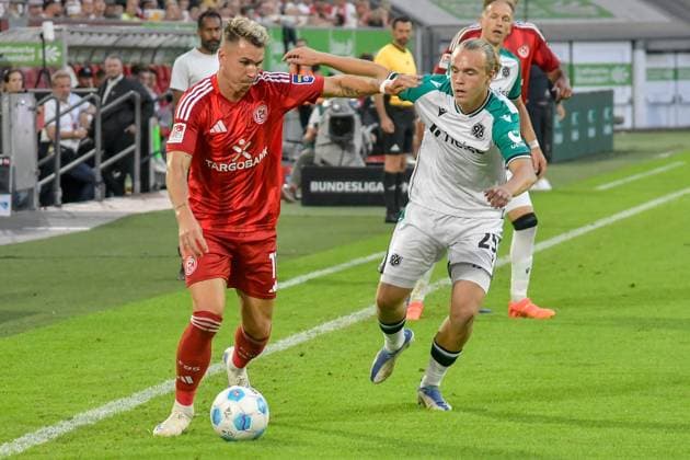 v. li. im Zweikampf Felix Klaus (Duesseldorf 11) Lars Gindorf (Hannover 25) 30.08.2024 Fussball Fortuna Duesseldorf vs Hannover 96, Merkur Spiel-Arena, Duesseldorf, DFB DFL REGULATIONS PROHIBIT ANY USE OF PHOTOGRAPHS AS IMAGE SEQUENCES AND OR QUASI-VIDEO NRW Germany