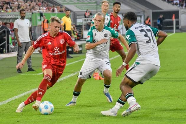 v. li. im Kampf um den Ball Felix Klaus (Duesseldorf 11) Lars Gindorf (Hannover 25) Brooklyn Ezeh (Hannover 37) 30.08.2024 Fussball Fortuna Duesseldorf vs Hannover 96, Merkur Spiel-Arena, Duesseldorf, DFB DFL REGULATIONS PROHIBIT ANY USE OF PHOTOGRAPHS AS IMAGE SEQUENCES AND OR QUASI-VIDEO NRW Germany