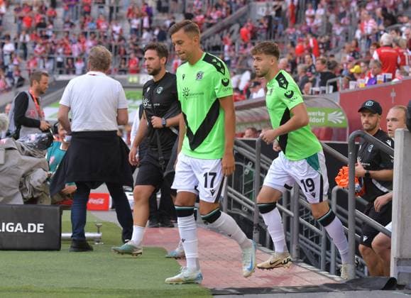 30.08.2024, xblx, Fussball 2.Bundesliga, Fortuna Duesseldorf - Hannover 96 emspor, v.l. Bartloiej Wdowik (Hannover 96), Eric Uhlmann (Hannover 96) (DFL DFB REGULATIONS PROHIBIT ANY USE OF PHOTOGRAPHS as IMAGE SEQUENCES and or QUASI-VIDEO) Duesseldorf