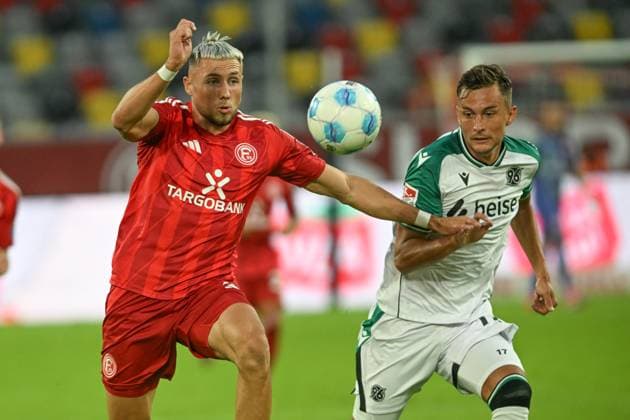 v. li. im Kampf um den Ball Jona Niemiec (Duesseldorf 18) Bartloiej Wdowik(Hannover 17) 30.08.2024 Fussball Fortuna Duesseldorf vs Hannover 96, Merkur Spiel-Arena, Duesseldorf, DFB DFL REGULATIONS PROHIBIT ANY USE OF PHOTOGRAPHS AS IMAGE SEQUENCES AND OR QUASI-VIDEO NRW Germany