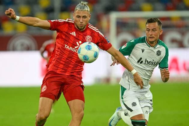 v. li. im Kampf um den Ball Jona Niemiec (Duesseldorf 18) Bartloiej Wdowik(Hannover 17) 30.08.2024 Fussball Fortuna Duesseldorf vs Hannover 96, Merkur Spiel-Arena, Duesseldorf, DFB DFL REGULATIONS PROHIBIT ANY USE OF PHOTOGRAPHS AS IMAGE SEQUENCES AND OR QUASI-VIDEO NRW Germany