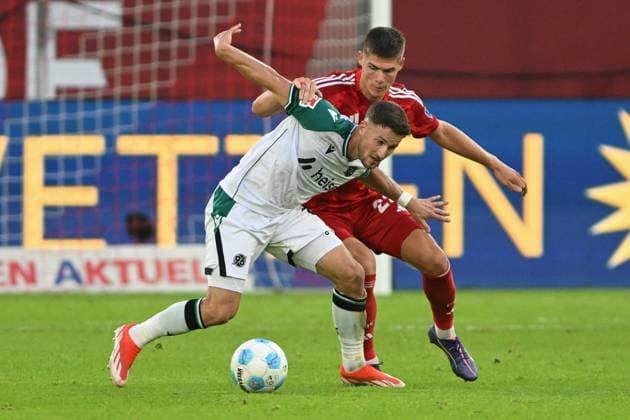 v. li. im Zweikampf Enzo Leopold (Hannover 8) Danny Schmidt (Duesseldorf 22) 30.08.2024 Fussball Fortuna Duesseldorf vs Hannover 96, Merkur Spiel-Arena, Duesseldorf, DFB DFL REGULATIONS PROHIBIT ANY USE OF PHOTOGRAPHS AS IMAGE SEQUENCES AND OR QUASI-VIDEO NRW Germany