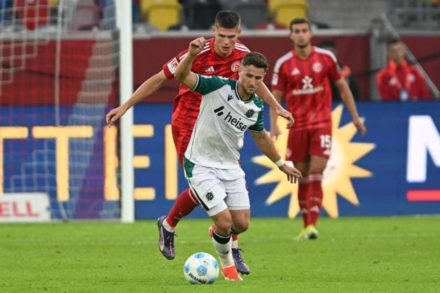 v. li. im Kampf um den Ball Danny Schmidt (Duesseldorf 22) Enzo Leopold (Hannover 8) 30.08.2024 Fussball Fortuna Duesseldorf vs Hannover 96, Merkur Spiel-Arena, Duesseldorf, DFB DFL REGULATIONS PROHIBIT ANY USE OF PHOTOGRAPHS AS IMAGE SEQUENCES AND OR QUASI-VIDEO NRW Germany