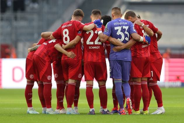 Spieler von Fortuna Duesseldorf bilden einen Teamkreis waehrend des Spiels der 2. Bundesliga zwischen Fortuna Düsseldorf und Hannover 96 im Merkur Spiel-Arena am 30. August 2024 in Düsseldorf, Deutschland. (Foto von Oliver Kaelke Defodi Images) +++ Players from Fortuna Duesseldorf form a circle during the 2. Bundesliga match between Fortuna Düsseldorf and Hannover 96 at Merkur Spiel-Arena on August 30, 2024 in Düsseldorf, Germany. (Photo by Oliver Kaelke Defodi Images) DFB DFL REGULATIONS PROHIBIT ANY USE OF PHOTOGRAPHS AS IMAGE SEQUENCES AND OR QUASI-VIDEO. (Photo by Oliver Kaelke Defodi Images) Defodi-678_2024_08_30_OK_DUSH96_0171