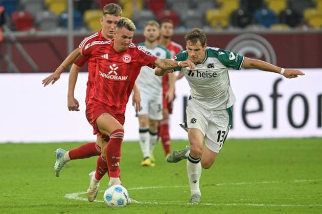 v. li. im Zweikampf Felix Klaus (Duesseldorf 11) Max Christiansen (Hannover 13) 30.08.2024 Fussball Fortuna Duesseldorf vs Hannover 96, Merkur Spiel-Arena, Duesseldorf, DFB DFL REGULATIONS PROHIBIT ANY USE OF PHOTOGRAPHS AS IMAGE SEQUENCES AND OR QUASI-VIDEO NRW Germany