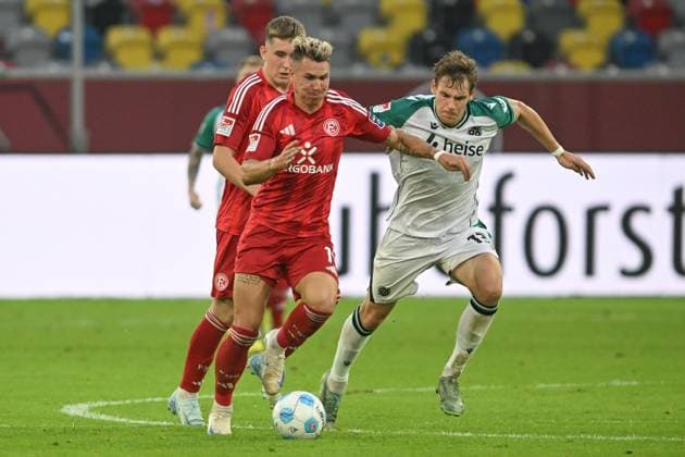 v. li. im Zweikampf Felix Klaus (Duesseldorf 11) Max Christiansen (Hannover 13) 30.08.2024 Fussball Fortuna Duesseldorf vs Hannover 96, Merkur Spiel-Arena, Duesseldorf, DFB DFL REGULATIONS PROHIBIT ANY USE OF PHOTOGRAPHS AS IMAGE SEQUENCES AND OR QUASI-VIDEO NRW Germany