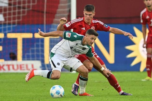 v. li. im Zweikampf Enzo Leopold (Hannover 8) Danny Schmidt (Duesseldorf 22) 30.08.2024 Fussball Fortuna Duesseldorf vs Hannover 96, Merkur Spiel-Arena, Duesseldorf, DFB DFL REGULATIONS PROHIBIT ANY USE OF PHOTOGRAPHS AS IMAGE SEQUENCES AND OR QUASI-VIDEO NRW Germany