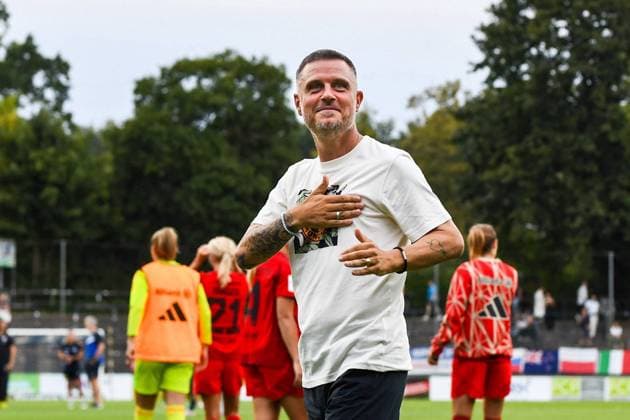 Fußball I Frauen I Saison 2024-2025 I Bundesliga I 1. Spieltag I 1. FFC Turbine Potsdam - FC Bayern München I 30.08.2024 Alexander Straus (Trainer, FC Bayern München) legt ergriffen und stolz die Hand auf die Brust, als er den jubelnden Bayernfans gegenübersteht Freisteller, Nahaufnahme, Porträt, Portrait, Einzelfoto, Einzelbild, Körper Potsdam Karl-Liebknecht-Straße 90 Brandenburg Deutschland Copyright: xLobeca InesxHähnelx