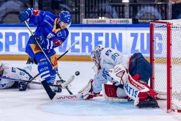 Sport Themen der Woche KW35 Fabrice Herzog 68 (EV Zug) scheitert an Goalie Felix Brückmann 90 (Mannheim) - 30.08.2024 - National League, Vorbereitung, Eishockey, Bossard Arena, Zug: EV Zug - Adler Mannheim . (Bild von *** Fabrice Herzog 68 EV Zug fails against goalie Felix Brückmann 90 Mannheim 30 08 2024 National League, preparation, ice hockey, Bossard Arena, Zug EV Zug Adler Mannheim Image by  Copyright: xJustPictures.ch PhilippxHegglinx