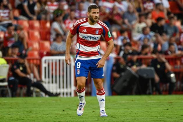 Spain: La Liga Granada CF - SD Huesca Shon Weissman of Granada CF during the Liga match between Granada CF - SD Huesca at Nuevo Los Cármenes Stadium on August 30, 2024 in Granada, Spain. Granada Granada Spain Copyright: JosexM.xBaldomero