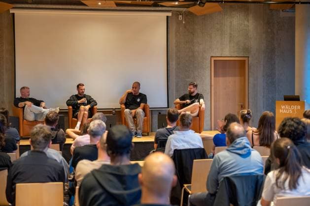 Diskussion bei der Premiere der Towers Dokumentation, v.L. Ingo Bloecker (Johnny.Visual Content, Geschaeftsfuehrer), Benka Barloschky (Veolia Towers Hamburg, Trainer), Marvin Willoughby (Veolia Towers Hamburg, Geschaeftsfuehrer), Florian Eisebitt (Veolia Towers Hamburg, Pressesprecher), GER, Veolia Hamburg Towers Watchparty, Dokumentation Premiere 30.08.2024 GER, Veolia Hamburg Towers Watchparty, Dokumentation Premiere 30.08.2024 Hamburg Copyright: xEibner-Pressefoto MaxxVincenx EP_MVN