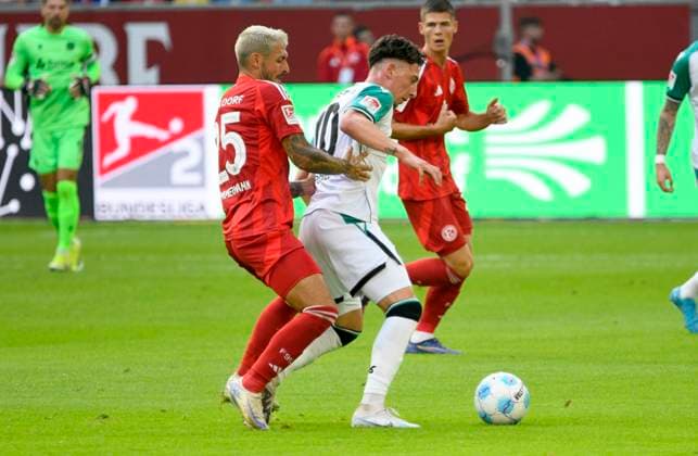 Merkur Spielarena Düsseldorf 30.8.2024, 2. Fussball Bundesliga Saison 2024 25 4. Spieltag, Fortuna Düsseldorf (F95) vs Hannover 96 (H96) - Matthias Zimmermann (F95), Jannik Rochelt (H96)