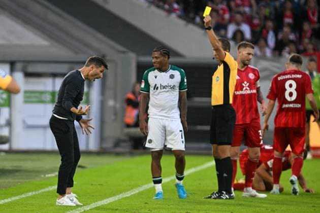 Stefan Leitl (Hannover) unzufrieden enttäuscht enttaeuscht niedergeschlagen frustriert, über Gelb gelbe Karte für Jessic Ngankam (Hannover 7) 30.08.2024 Fussball Fortuna Duesseldorf vs Hannover 96, Merkur Spiel-Arena, Duesseldorf, DFB DFL REGULATIONS PROHIBIT ANY USE OF PHOTOGRAPHS AS IMAGE SEQUENCES AND OR QUASI-VIDEO NRW Germany