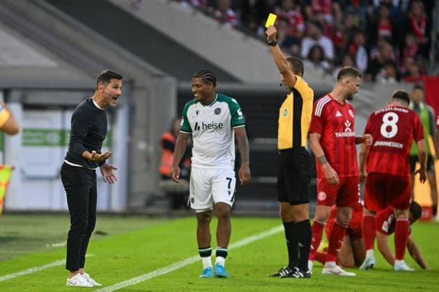 Stefan Leitl (Hannover) unzufrieden enttäuscht enttaeuscht niedergeschlagen frustriert, über Gelb gelbe Karte für Jessic Ngankam (Hannover 7) 30.08.2024 Fussball Fortuna Duesseldorf vs Hannover 96, Merkur Spiel-Arena, Duesseldorf, DFB DFL REGULATIONS PROHIBIT ANY USE OF PHOTOGRAPHS AS IMAGE SEQUENCES AND OR QUASI-VIDEO NRW Germany