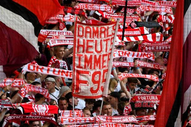 Merkur Spielarena Düsseldorf 30.8.2024, 2. Fussball Bundesliga Saison 2024 25 4. Spieltag, Fortuna Düsseldorf (F95) vs Hannover 96 (H96) - Fortuna Fans mit Transparent Damals Heute Immer F95