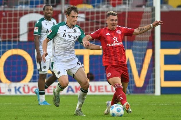v. li. im Zweikampf Max Christiansen (Hannover 13) Felix Klaus (Duesseldorf 11) 30.08.2024 Fussball Fortuna Duesseldorf vs Hannover 96, Merkur Spiel-Arena, Duesseldorf, DFB DFL REGULATIONS PROHIBIT ANY USE OF PHOTOGRAPHS AS IMAGE SEQUENCES AND OR QUASI-VIDEO NRW Germany