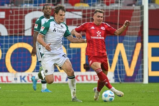 v. li. im Zweikampf Max Christiansen (Hannover 13) Felix Klaus (Duesseldorf 11) 30.08.2024 Fussball Fortuna Duesseldorf vs Hannover 96, Merkur Spiel-Arena, Duesseldorf, DFB DFL REGULATIONS PROHIBIT ANY USE OF PHOTOGRAPHS AS IMAGE SEQUENCES AND OR QUASI-VIDEO NRW Germany