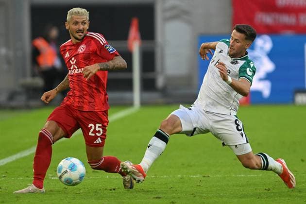 v. li. im Zweikampf Matthias Zimmermann (Duesseldorf 25) Enzo Leopold (Hannover 8) 30.08.2024 Fussball Fortuna Duesseldorf vs Hannover 96, Merkur Spiel-Arena, Duesseldorf, DFB DFL REGULATIONS PROHIBIT ANY USE OF PHOTOGRAPHS AS IMAGE SEQUENCES AND OR QUASI-VIDEO NRW Germany