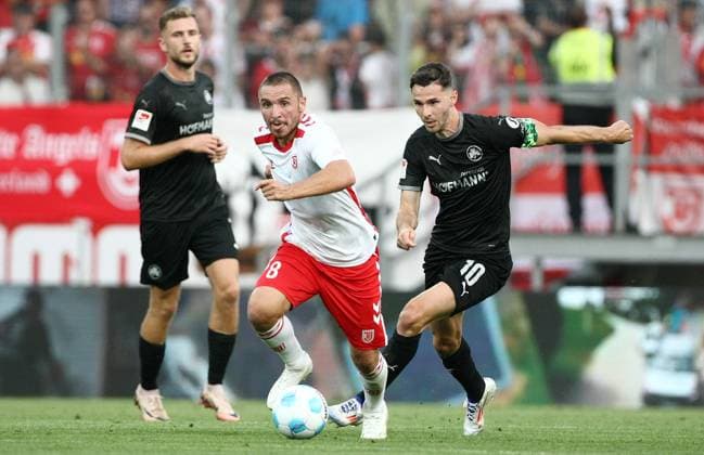 Andreas Geipl - Branimir Hrgota . 2.Bundesliga - Spieltag 4 , Jahn Regensburg - Greuther Fürth . Fußball , in Jahnstadion , Regensburg , Bayern , Deutschland . August 30, 2024 - Photo: Ipa Photo Pressefoto DENL Copyright: xx