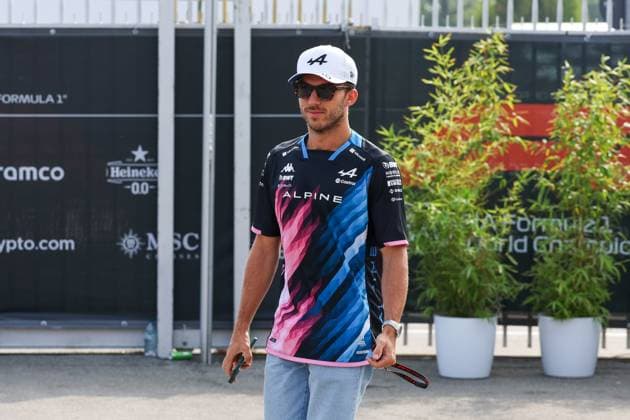 Pierre Gasly (Alpine) im Fahrerlager, Paddock gibt Autogramme, 3 Freies Training, Grosser Preis von Italien, Motorsport, Herren, Formel 1, 31.08.2024 Monza Lombardei Italien