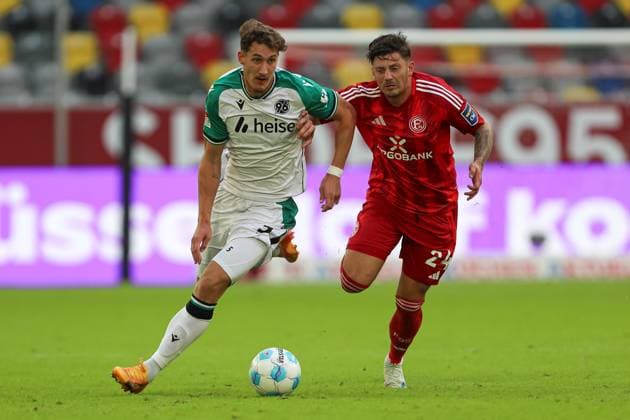Max Christiansen (Hannover 96) und Dawid Kownacki (Fortuna Duesseldorf) im Zweikampf waehrend des Spiels der 2. Bundesliga zwischen Fortuna Düsseldorf und Hannover 96 im Merkur Spiel-Arena am 30. August 2024 in Düsseldorf, Deutschland. (Foto von Oliver Kaelke Defodi Images) +++ Max Christiansen (Hannover 96) und Dawid Kownacki (Fortuna Duesseldorf) battle for the ball during the 2. Bundesliga match between Fortuna Düsseldorf and Hannover 96 at Merkur Spiel-Arena on August 30, 2024 in Düsseldorf, Germany. (Photo by Oliver Kaelke Defodi Images) DFB DFL REGULATIONS PROHIBIT ANY USE OF PHOTOGRAPHS AS IMAGE SEQUENCES AND OR QUASI-VIDEO. (Photo by Oliver Kaelke Defodi Images) Defodi-678_2024_08_30_OK_DUSH96_0384