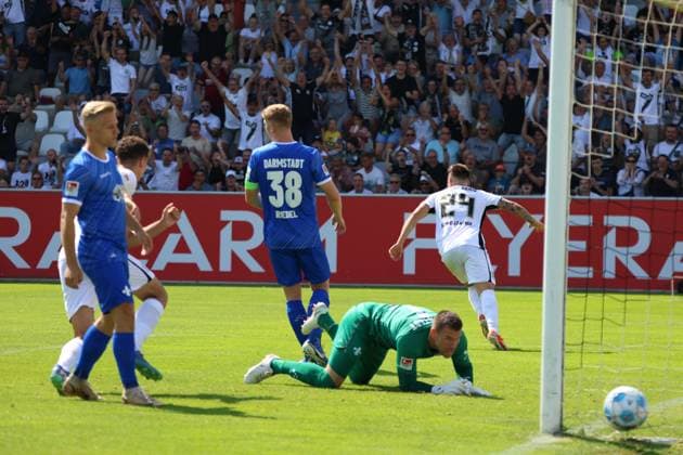31.08.2024, Fussball, Herren, 2. Bundesliga, Saison 2024 2025, SV 07 Elversberg - SV Darmstadt 98, Torjubel zum 1:0, Torschütze: Luca Schnellbacher (SV 07 Elversberg) Elversberg Ursapharm-Arena an der Kaiserlinde Saarland Deutschland (DE)