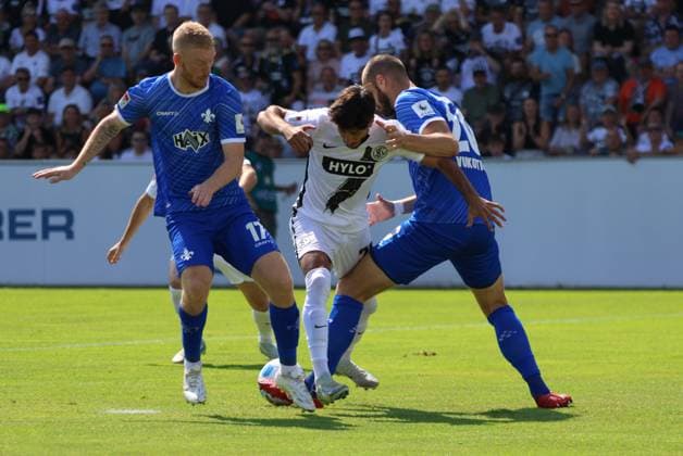 31.08.2024, Fussball, Herren, 2. Bundesliga, Saison 2024 2025, SV 07 Elversberg - SV Darmstadt 98, Damar Muhammed (SV 07 Elversberg), Matthias Bader (SV Darmstadt 98), Kai Klefisch (SV Darmstadt 98) Elversberg Ursapharm-Arena an der Kaiserlinde Saarland Deutschland (DE)