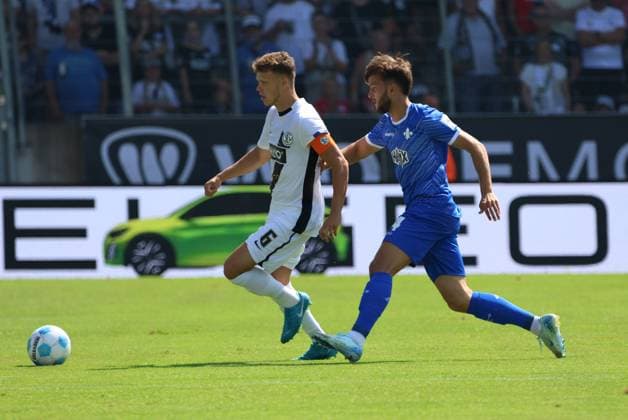 31.08.2024, Fussball, Herren, 2. Bundesliga, Saison 2024 2025, SV 07 Elversberg - SV Darmstadt 98, Robin Fellhauer (SV 07 Elversberg), Killian Corredor (SV Darmstadt 98) Elversberg Ursapharm-Arena an der Kaiserlinde Saarland Deutschland (DE)