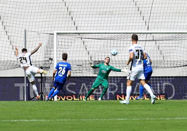 Fussball - 2. Bundesliga - Saison 2024 25 31.08.2024 Ursapharm-Arena SV Elversberg (elv) - SV Darmstadt 98 (da) 1:0 durch Luca SCHNELLBACHER (SV Elversberg), Nr. 24, Torwart Marcel SCHUHEN (SV Darmstadt 98) ist ohne Chance Fussball - 2. Bundesliga - SV Elversberg