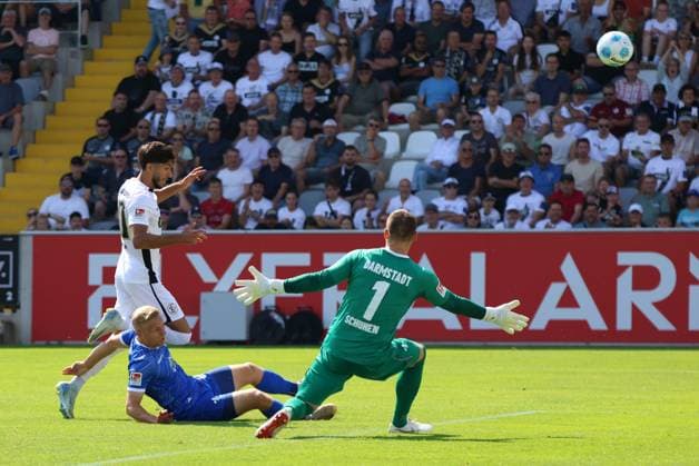 31.08.2024, Fussball, Herren, 2. Bundesliga, Saison 2024 2025, SV 07 Elversberg - SV Darmstadt 98, Damar Muhammed (SV 07 Elversberg), Marcel Schuhen (SV Darmstadt 98), Andreas Mueller (SV Darmstadt 98) Elversberg Ursapharm-Arena an der Kaiserlinde Saarland Deutschland (DE)
