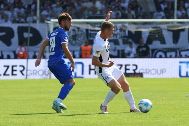 31.08.2024, Fussball, Herren, 2. Bundesliga, Saison 2024 2025, SV 07 Elversberg - SV Darmstadt 98, Elias Baum (SV 07 Elversberg), Killian Corredor (SV Darmstadt 98) Elversberg Ursapharm-Arena an der Kaiserlinde Saarland Deutschland (DE)