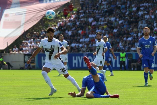 31.08.2024, Fussball, Herren, 2. Bundesliga, Saison 2024 2025, SV 07 Elversberg - SV Darmstadt 98, Damar Muhammed (SV 07 Elversberg), Aleksandar Vukotic (SV Darmstadt 98) Elversberg Ursapharm-Arena an der Kaiserlinde Saarland Deutschland (DE)