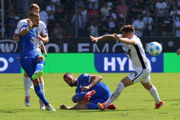 31.08.2024, Fussball, Herren, 2. Bundesliga, Saison 2024 2025, SV 07 Elversberg - SV Darmstadt 98, Luca Schnellbacher (SV 07 Elversberg), Aleksandar Vukotic (SV Darmstadt 98), Fabian Nuernberger (SV Darmstadt 98) Elversberg Ursapharm-Arena an der Kaiserlinde Saarland Deutschland (DE)