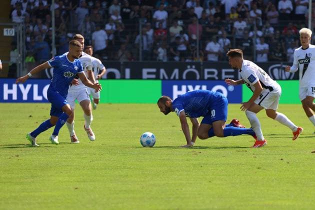 31.08.2024, Fussball, Herren, 2. Bundesliga, Saison 2024 2025, SV 07 Elversberg - SV Darmstadt 98, Luca Schnellbacher (SV 07 Elversberg), Aleksandar Vukotic (SV Darmstadt 98), Fabian Nuernberger (SV Darmstadt 98) Elversberg Ursapharm-Arena an der Kaiserlinde Saarland Deutschland (DE)