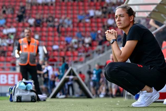 Sport Themen der Woche KW35 Trainerin Sabrina Wittmann (FC Ingolstadt) kauert vor der Bank, Freisteller, Ganzkörper, Einzelbild, Aktion, Action, 31.08.2024, Ingolstadt (Deutschland), Fussball, 3. Liga, FC Ingolstadt 04 - TSV 1860 München, DFB DFL REGULATIONS PROHIBIT ANY USE OF PHOTOGRAPHS AS IMAGE SEQUENCES AND OR QUASI-VIDEO. *** Coach Sabrina Wittmann FC Ingolstadt crouches in front of the bench, cropped image, full body, single image, action, action, 31 08 2024, Ingolstadt Germany , Football, 3 Liga, FC Ingolstadt 04 TSV 1860 München, DFB DFL REGULATIONS PROHIBIT ANY USE OF PHOTOGRAPHS AS IMAGE SEQUENCES AND OR QUASI VIDEO xslx