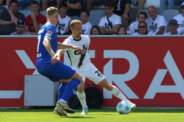 31.08.2024, Fussball, Herren, 2. Bundesliga, Saison 2024 2025, SV 07 Elversberg - SV Darmstadt 98, Maurice Neubauer (SV 07 Elversberg), Isac Lidberg (SV Darmstadt 98) Elversberg Ursapharm-Arena an der Kaiserlinde Saarland Deutschland (DE)