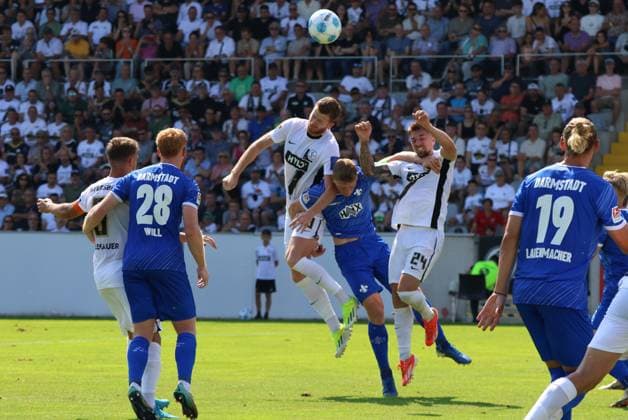 31.08.2024, Fussball, Herren, 2. Bundesliga, Saison 2024 2025, SV 07 Elversberg - SV Darmstadt 98, Luca Schnellbacher (SV 07 Elversberg), Florian Le Joncour (SV 07 Elversberg), Paul Will (SV Darmstadt 98), Clemens Riedel (SV Darmstadt 98) Elversberg Ursapharm-Arena an der Kaiserlinde Saarland Deutschland (DE)