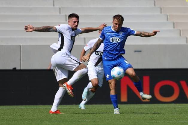 31.08.2024, Fussball, Herren, 2. Bundesliga, Saison 2024 2025, SV 07 Elversberg - SV Darmstadt 98, Luca Schnellbacher (SV 07 Elversberg), Luca Marseiler (SV Darmstadt 98) Elversberg Ursapharm-Arena an der Kaiserlinde Saarland Deutschland (DE)