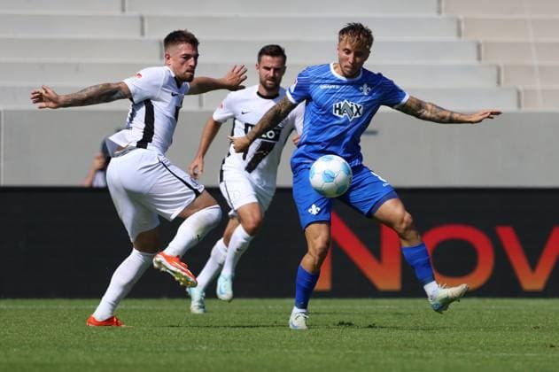 31.08.2024, Fussball, Herren, 2. Bundesliga, Saison 2024 2025, SV 07 Elversberg - SV Darmstadt 98, Luca Schnellbacher (SV 07 Elversberg), Luca Marseiler (SV Darmstadt 98) Elversberg Ursapharm-Arena an der Kaiserlinde Saarland Deutschland (DE)