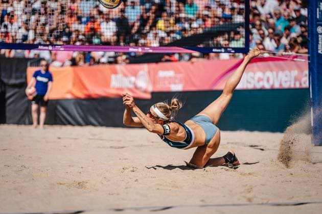 Beachvolleyball Frauen Allianz German Beach Tour Deutsche Beachvolleyball-Meisterschaft 2024 31.08.2024 Kim van de Velde spielt den Ball Timmendorfer Strand Ahmann-Hager-Arena Schleswig-Holstein Deutschland