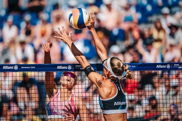 Beachvolleyball Frauen Allianz German Beach Tour Deutsche Beachvolleyball-Meisterschaft 2024 31.08.2024 v.l. Chenoa Christ beim Angriff gegen Sandra Ittlinger Timmendorfer Strand Ahmann-Hager-Arena Schleswig-Holstein Deutschland