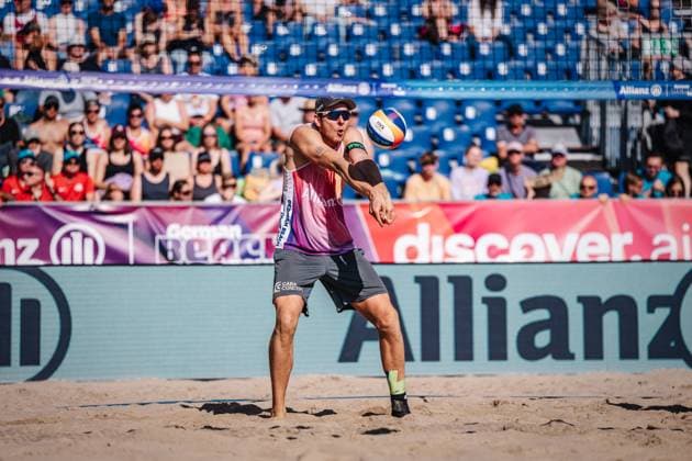 Beachvolleyball Männer Allianz German Beach Tour Deutsche Beachvolleyball-Meisterschaft 2024 31.08.2024 Nils Ehlers nimmt den Ball an Timmendorfer Strand Ahmann-Hager-Arena Schleswig-Holstein Deutschland