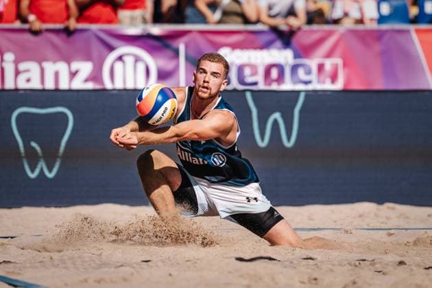 Beachvolleyball Männer Allianz German Beach Tour Deutsche Beachvolleyball-Meisterschaft 2024 31.08.2024 Luis Henrichs nimmt den Ball an Timmendorfer Strand Ahmann-Hager-Arena Schleswig-Holstein Deutschland