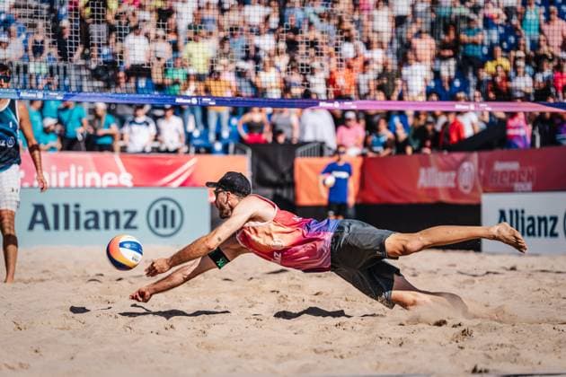 Beachvolleyball Männer Allianz German Beach Tour Deutsche Beachvolleyball-Meisterschaft 2024 31.08.2024 Clemens Wickler springt zum Ball Timmendorfer Strand Ahmann-Hager-Arena Schleswig-Holstein Deutschland