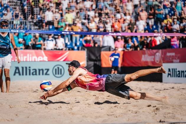 Beachvolleyball Männer Allianz German Beach Tour Deutsche Beachvolleyball-Meisterschaft 2024 31.08.2024 Clemens Wickler springt zum Ball Timmendorfer Strand Ahmann-Hager-Arena Schleswig-Holstein Deutschland