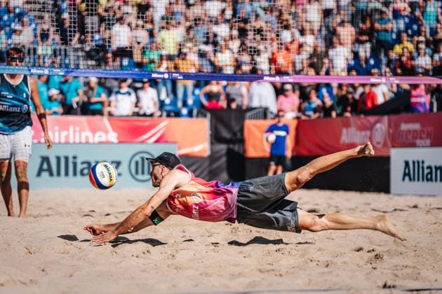 Beachvolleyball Männer Allianz German Beach Tour Deutsche Beachvolleyball-Meisterschaft 2024 31.08.2024 Clemens Wickler springt zum Ball Timmendorfer Strand Ahmann-Hager-Arena Schleswig-Holstein Deutschland