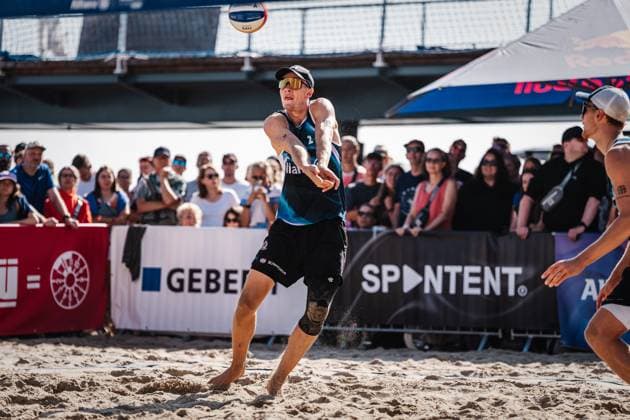 Beachvolleyball Männer Allianz German Beach Tour Deutsche Beachvolleyball-Meisterschaft 2024 31.08.2024 Robin Sowa spielt den Ball Timmendorfer Strand Ahmann-Hager-Arena Schleswig-Holstein Deutschland